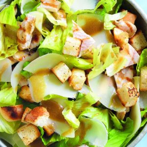 Caesar Salat mit gegrilltem Hähnchen und Croutons