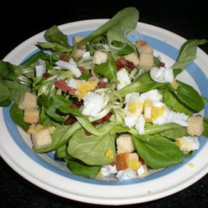 Nüsslisalat mit gebratenem Speck, gekochtem Ei und Croutons