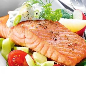 Gegrilltes Lachsfilet mit großem frischem Salat