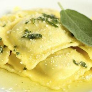 Ravioli mit Ricotta und Spinat, gewürzt Butter und Salbei.