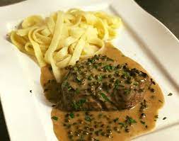 Rinderfilet mit grünem Pfeffer und Sahne, mit Tagliatelle